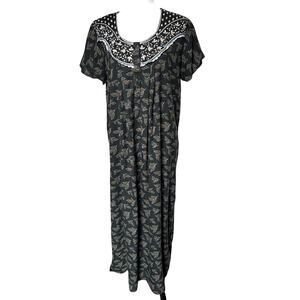 FIGURE FINE Women's Large Vintage Embroidered Floral Long Housedress Nightgown‎